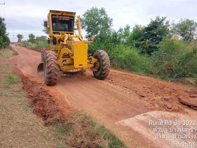 รถเกรดปรับพื้นทาง ถนน ปจ.3022 ต.บางปลาร้า อ.บ้านสร้าง