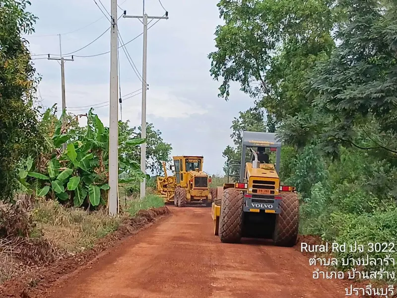 รถบดและรถเกรดทำถนน ปจ.3022 ต.บางปลาร้า อ.บ้านสร้าง